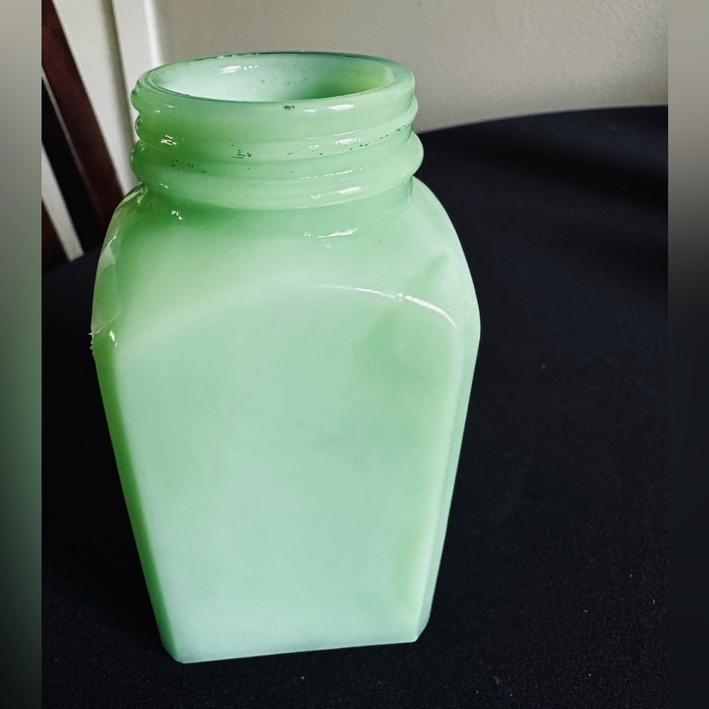 Jadeite Green Glass Salt Container vintage UV reactive - Picture 3 of 4